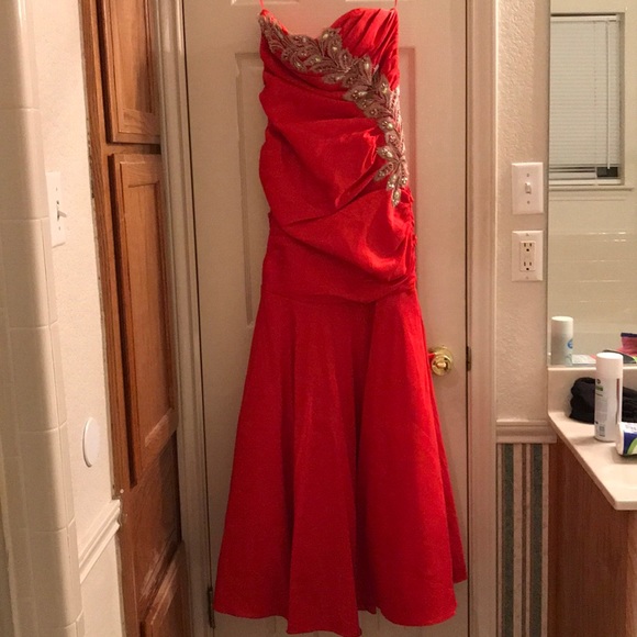 Red Ruched & Sequined Prom Dress💃🏽 - Picture 2 of 8